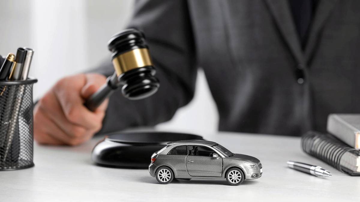 В Житковичах арестованный автомобиль должника продали на аукционе
