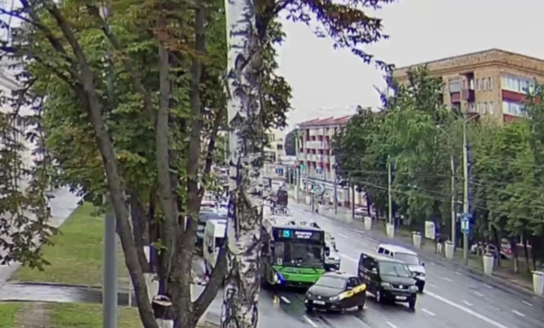 В Гомеле таксистка попала в ДТП при повороте из левой полосы