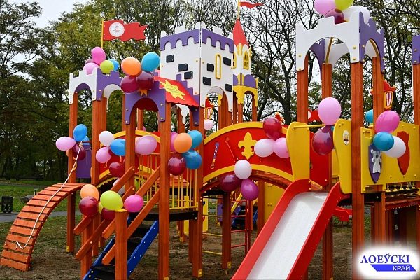 В Лоеве ко Дню города открыли новую детскую площадку