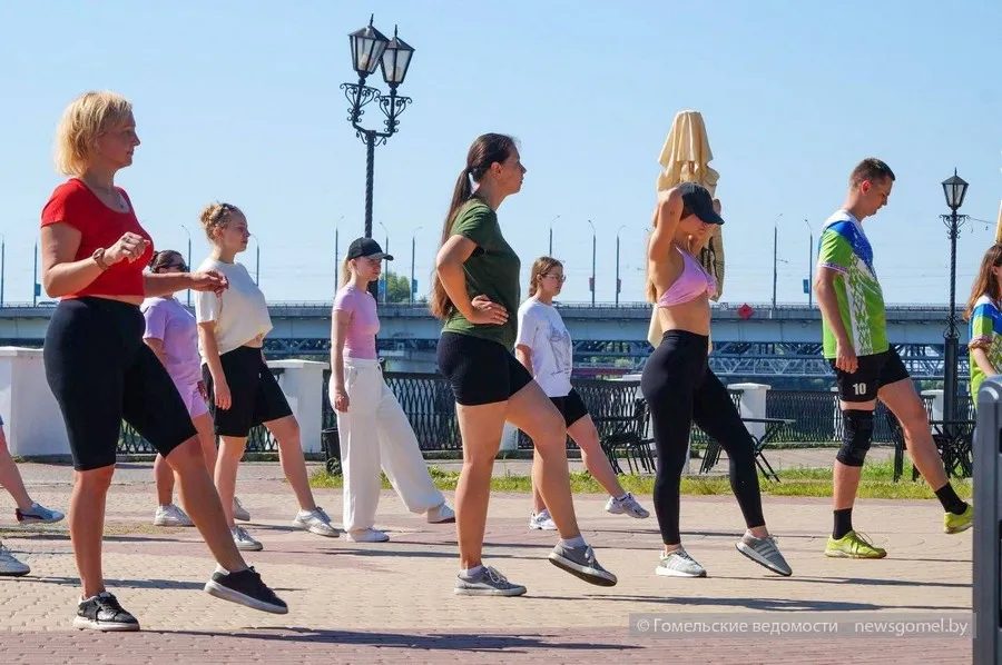 На набережной Сожа прошла танцевальная зарядка