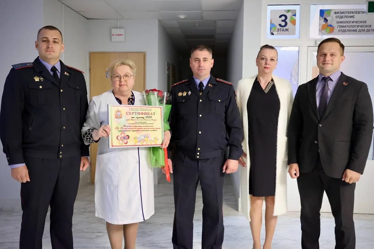 Милиционеры передали компенсацию от дебошира детской гематологии