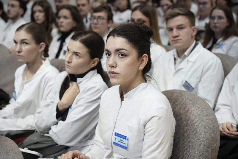 Выпускники ГомГМУ встретились с работодателями из регионов Гомельской области