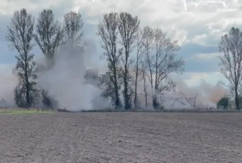 В деревне Октябрь взрывотехники «ЗУБР» обрушили аварийную часть здания