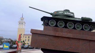 На площади Восстания в Гомеле стоит памятник танку Т-34