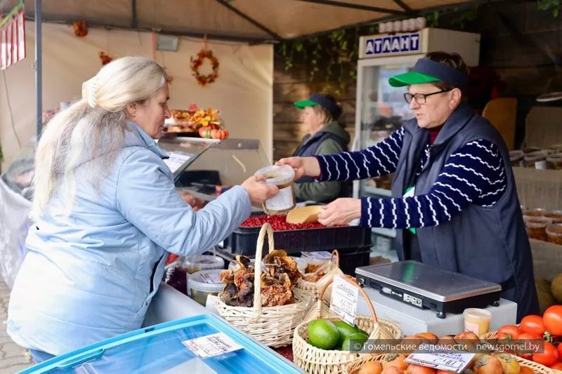 В Гомеле на улице Мазурова проходит осенняя ярмарка