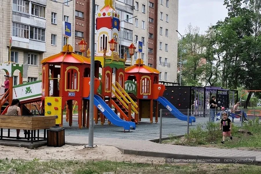 На проспекте Октября завершается благоустройство детской площадки и сквера