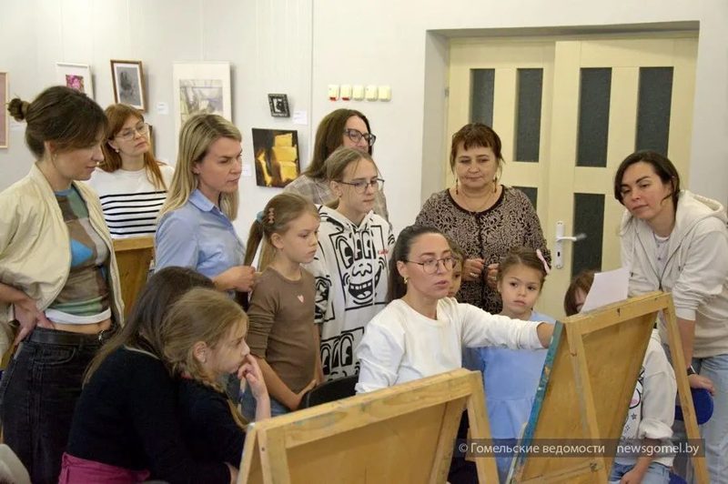 В Гомеле стартовал семейный арт-клуб: дети и родители пишут общую картину о китах