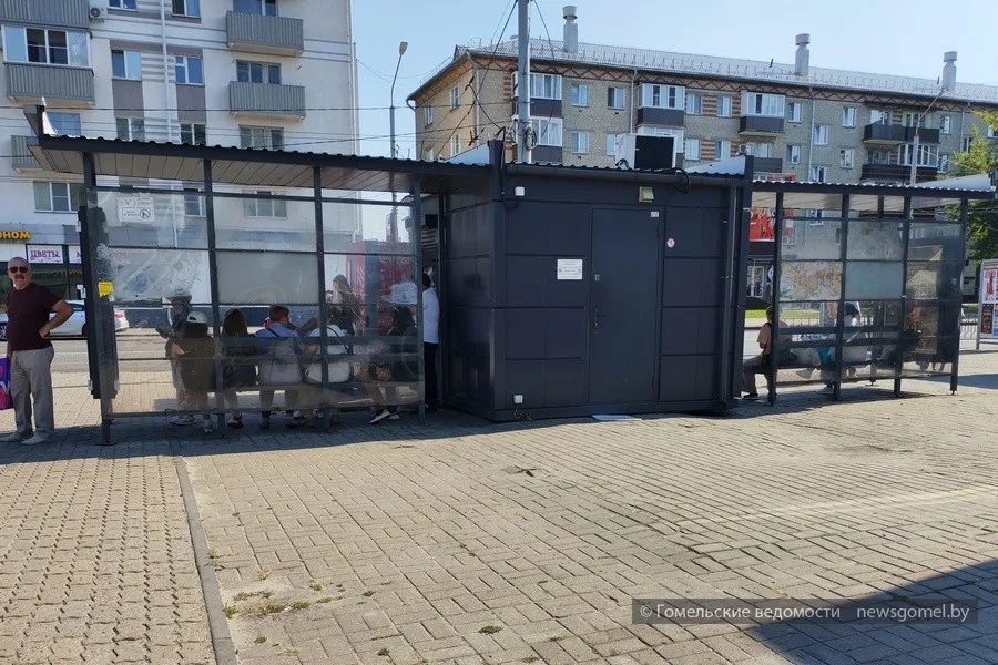 В Гомеле очистили павильон остановки от вандальных надписей