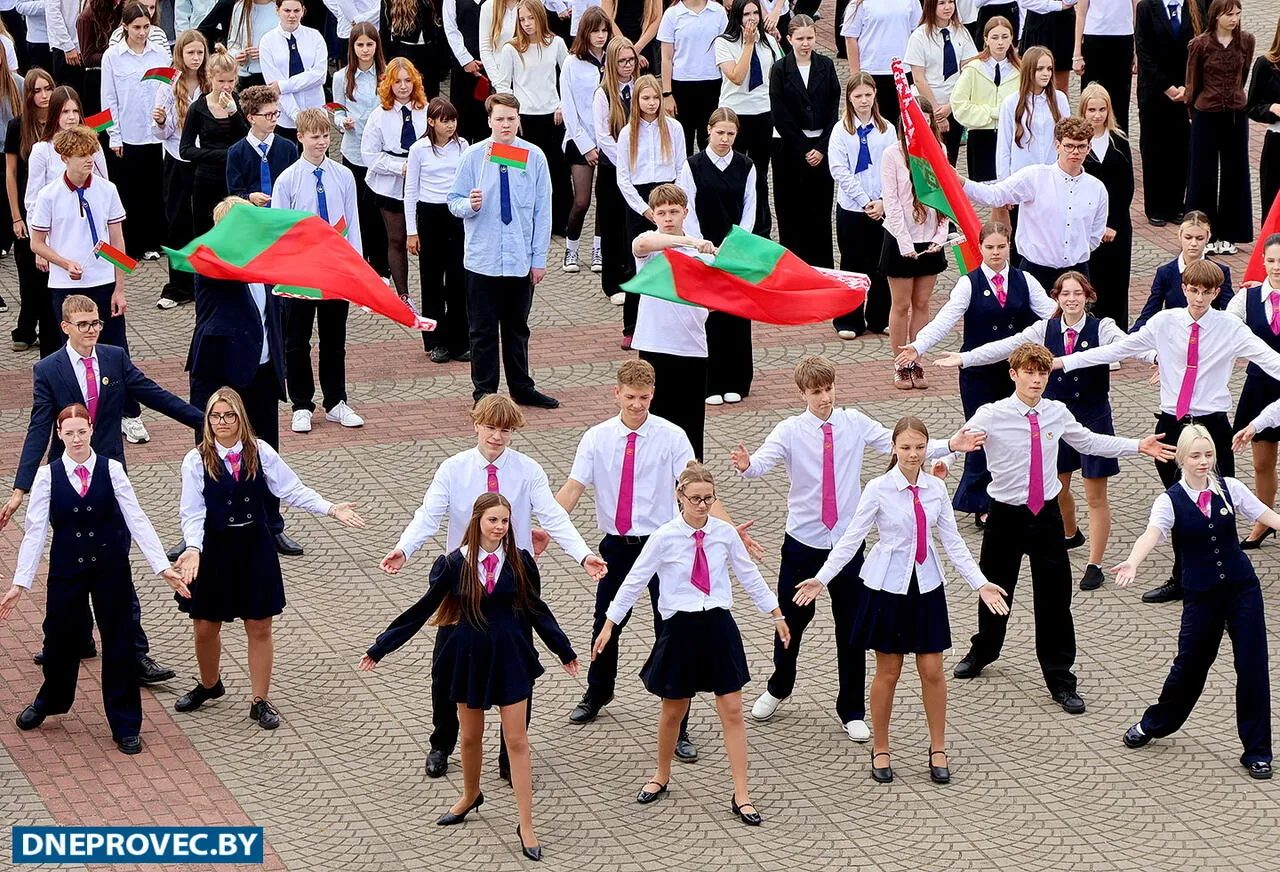 Юные речичане танцевали на площади в честь Дня единства