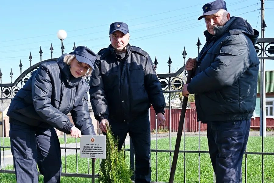 В Гомеле судебные эксперты заложили семейную аллею