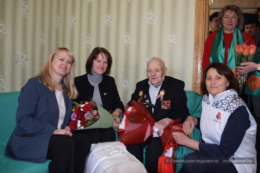 В Гомеле со 100-летием поздравили ветерана Владимира Босовца