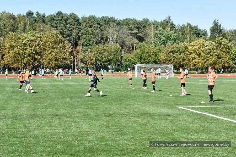 В Советском районе открыли обновлённое футбольное поле СДЮШОР № 6
