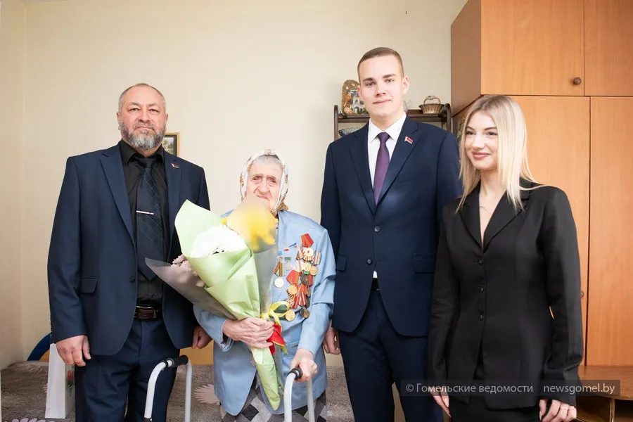 Алексей Третьяков поздравил со 100-летием гомельчанку Надежду Шубину