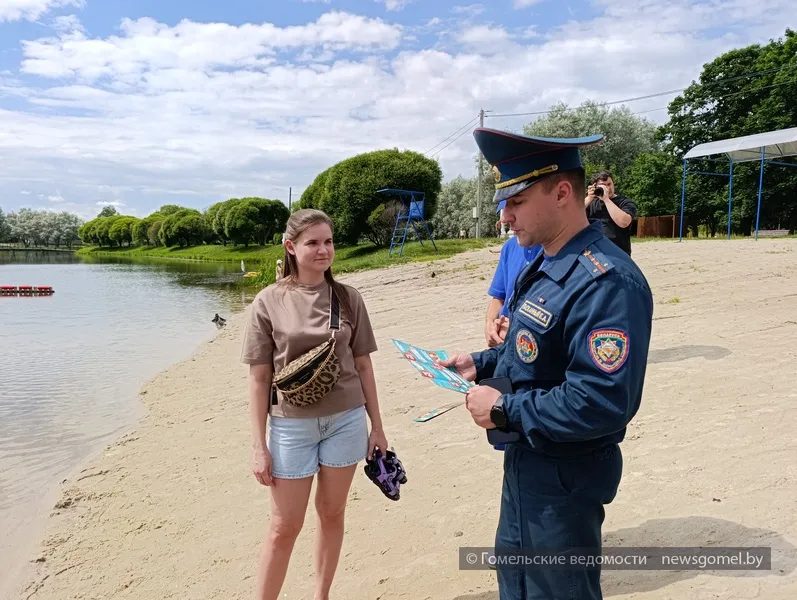 Спасатели провели профилактическую беседу с отдыхающими на пляже Сельмаша