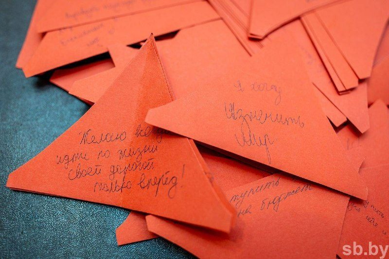 В Музее истории Гомеля хранят мечты выпускников на открытках