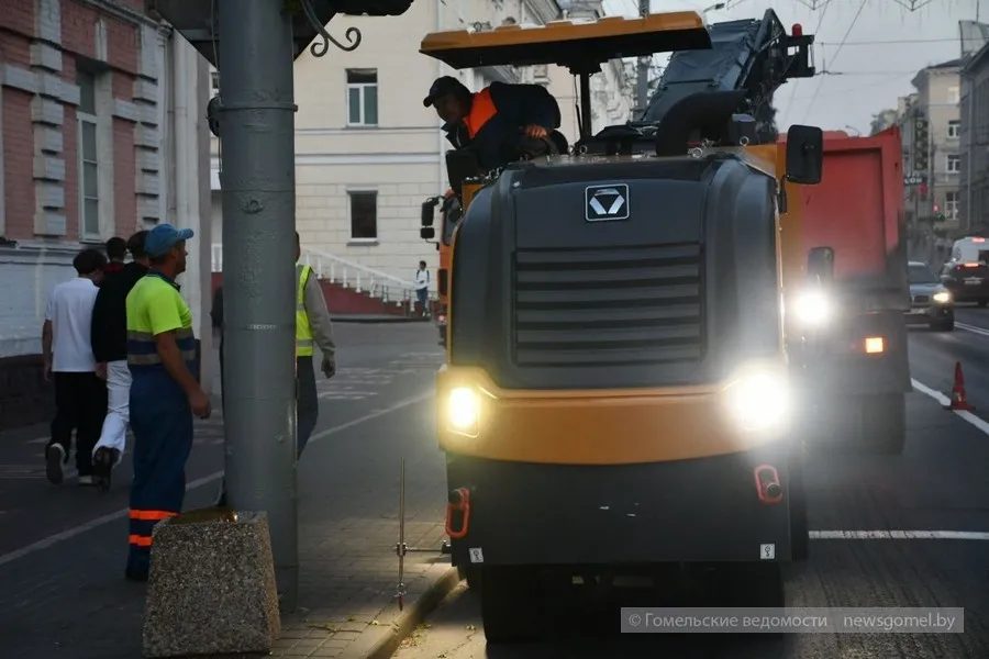 На улице Советской в Гомеле ремонтируют дорогу