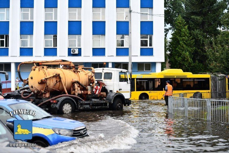 В Гомеле откачивают воду после сильного ливня