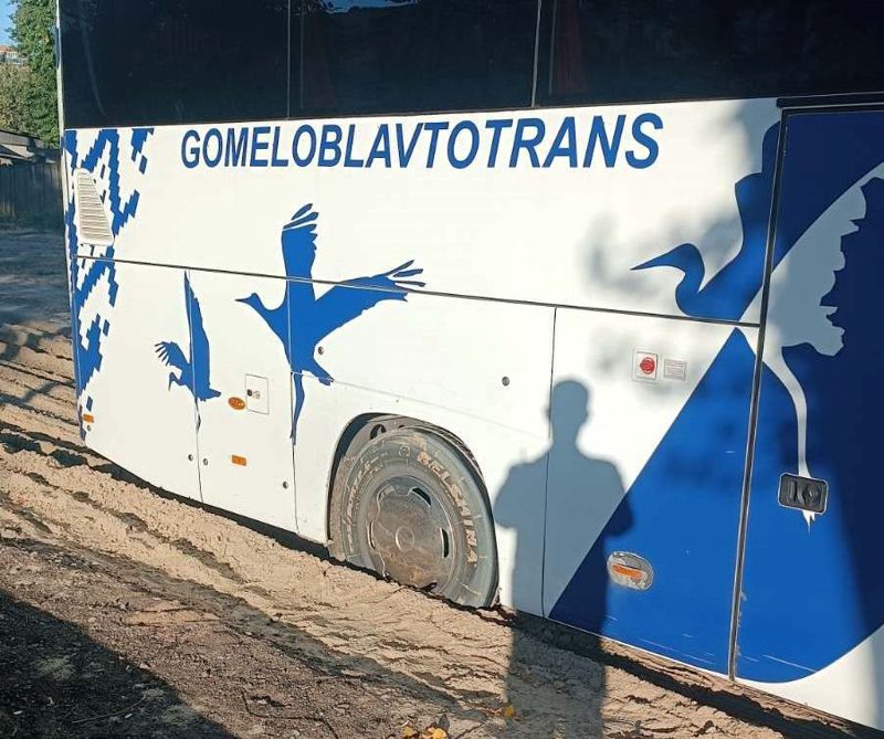 На улице Богданова автобус застрял в песке
