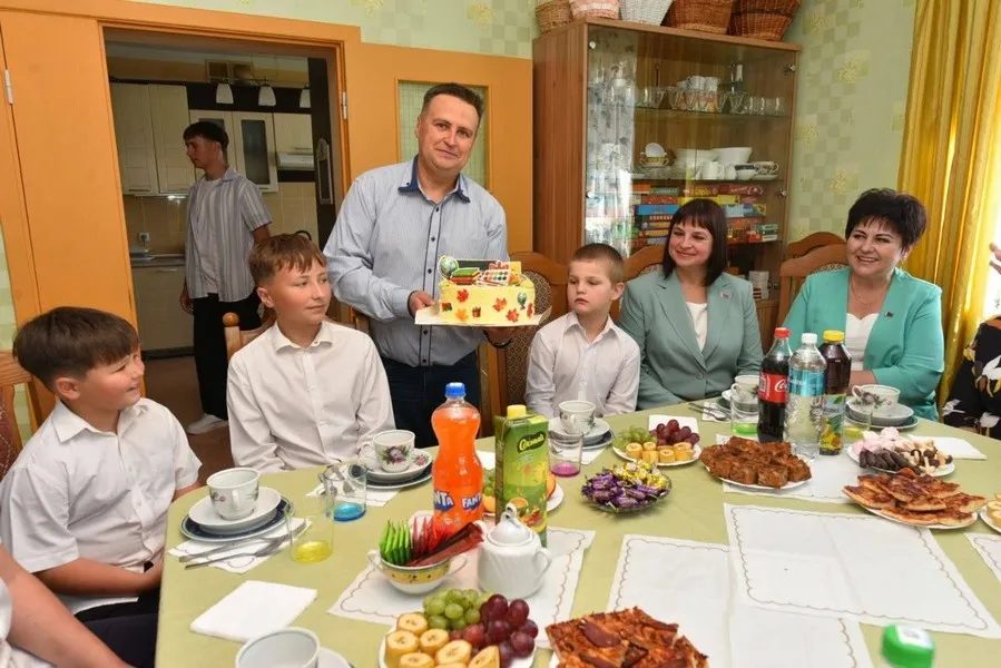 В Гомеле поздравили многодетную семью с началом учебного года