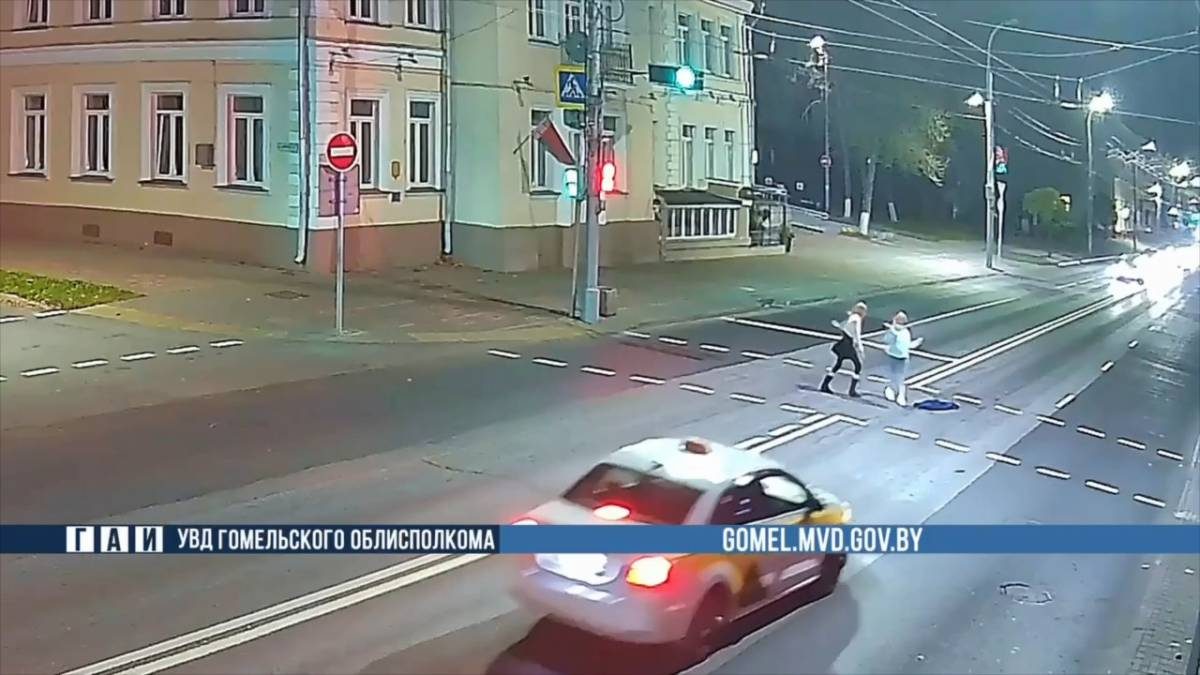 В Гомеле на Советской две женщины устроили танцы на проезжей части и получили штраф