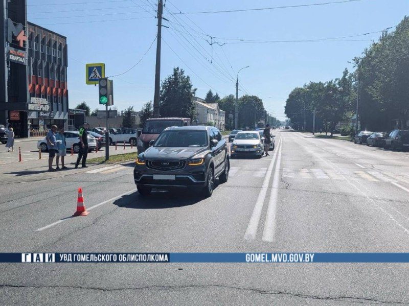 На улице Барыкина водитель «Джили» на красный свет сбил двух пешеходов