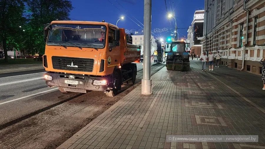 В Гомеле продолжается ночной ремонт улицы Советской