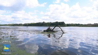 В Гомеле начали очищать реку Сож от водной растительности