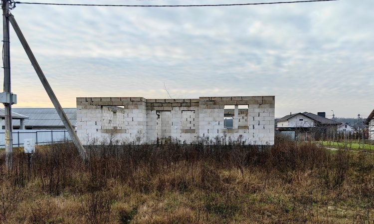 На аукцион в Романовичах снова выставили недостроенные дома