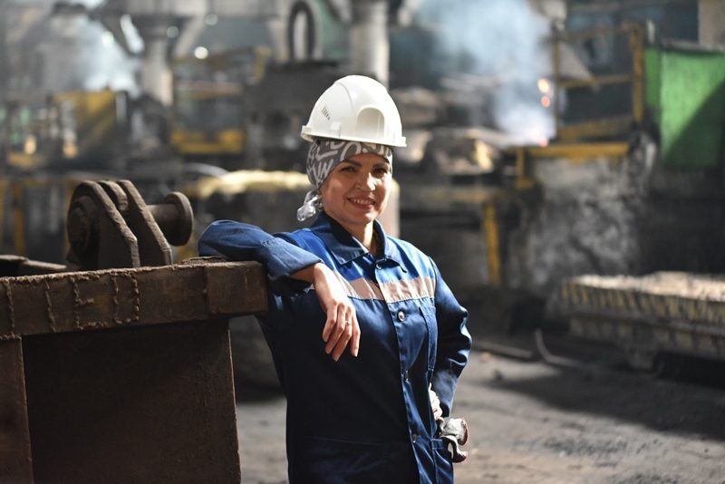 Галина Никонова управляет мостовым краном на литейном заводе