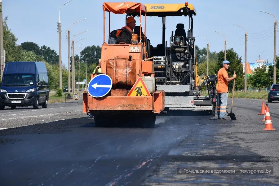 На улице 8-й Иногородней в Гомеле укладывают асфальт