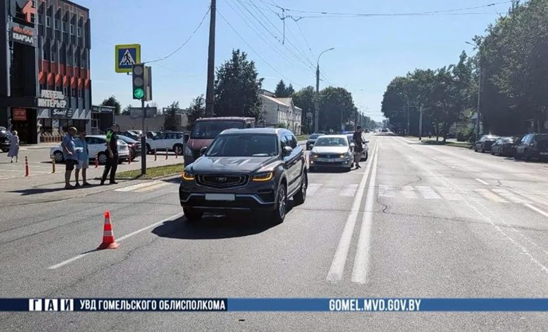 На улице Барыкина водитель проехал на красный и сбил двух пешеходов