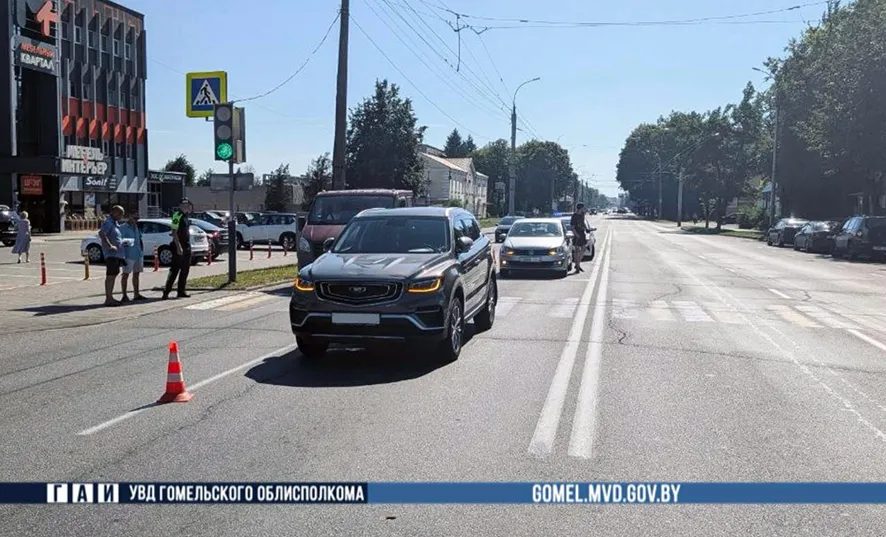 На улице Барыкина водитель проехал на красный и сбил двух пешеходов