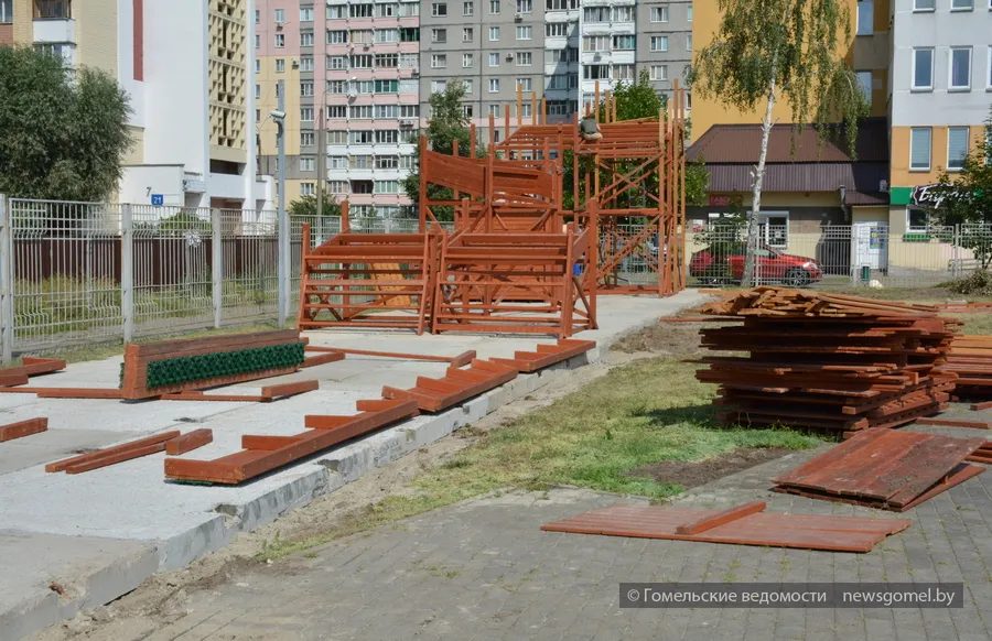 Зимнюю горку для тюбинга перенесли на каток на проспекте Речицком