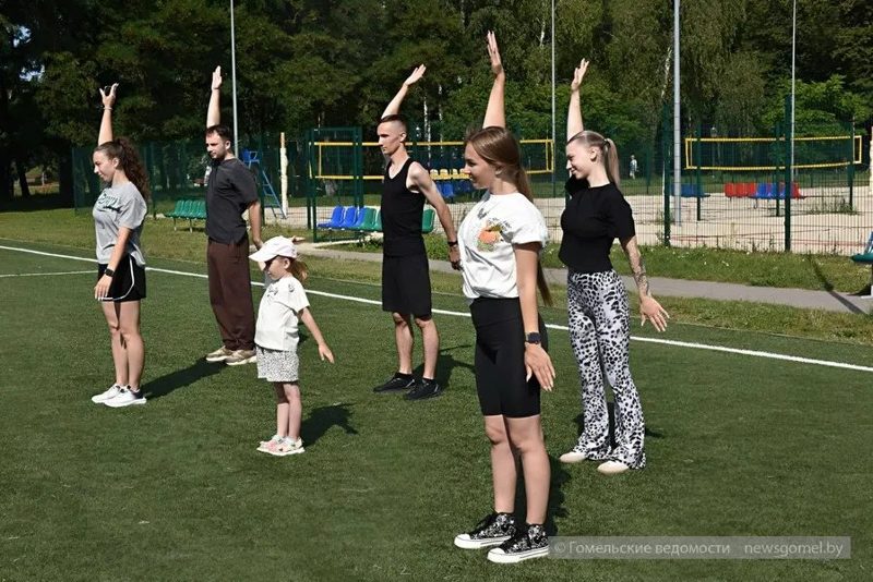 На стадионе «Луч» прошла утренняя зарядка для жителей Советского района