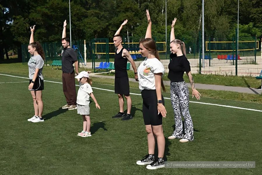 На стадионе «Луч» прошла утренняя зарядка для жителей Советского района