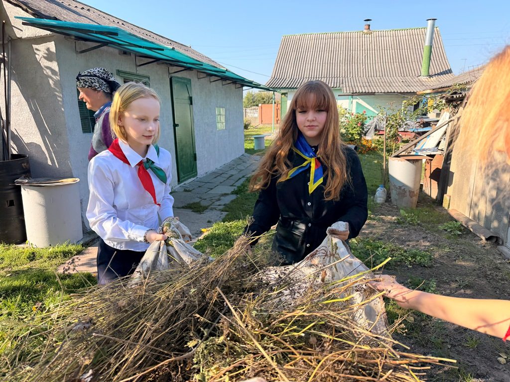 В Речице молодёжь МЧС помогла пенсионерам с уборкой и установила извещатели
