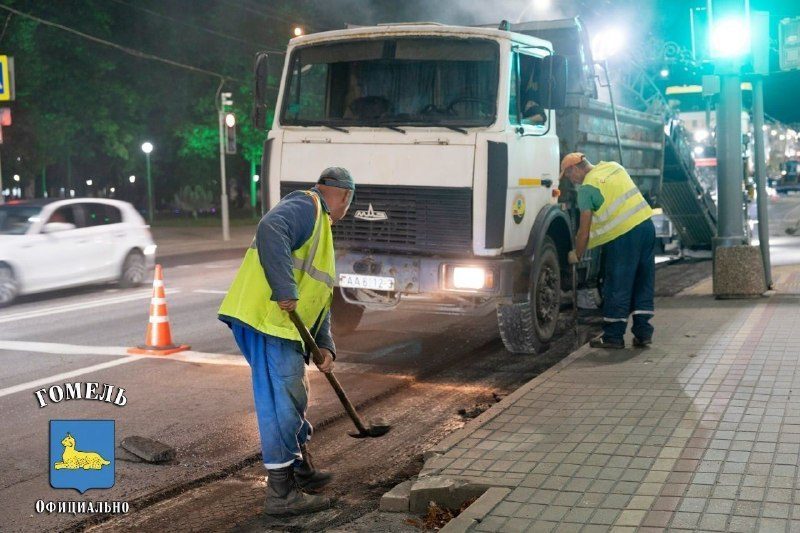 На улице Жарковского укладывают новый асфальт