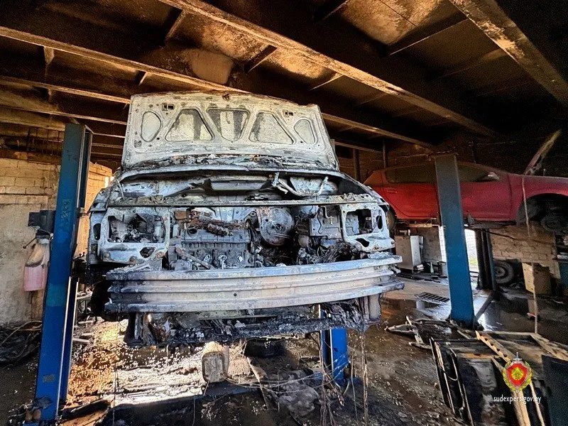 Пожар на СТО уничтожил две иномарки в Гомеле