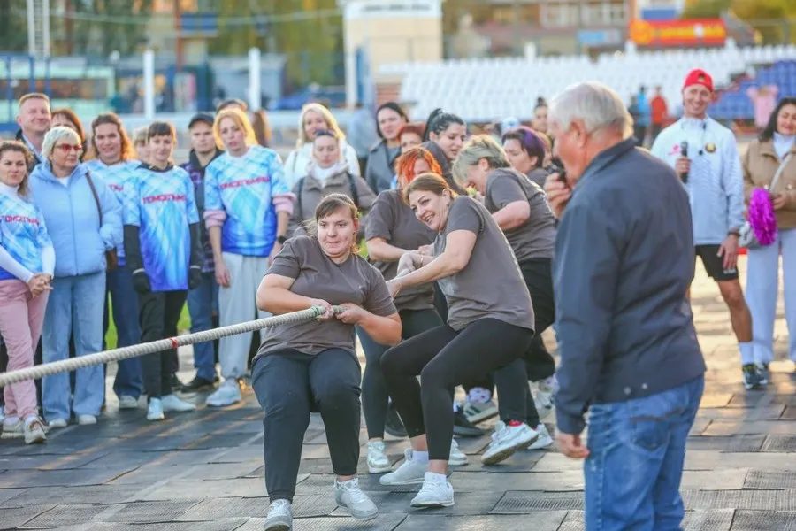 В Гомеле женские команды «Гомсельмаша» сразились в перетягивании каната