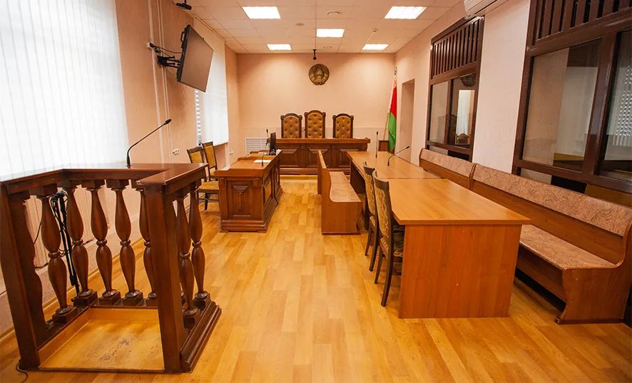 Пятеро гомельчан заплатят по 100 базовых величин за сбежавшего обвиняемого