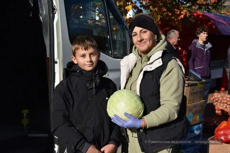 В Советском районе Гомеля на ярмарке продают овощи, фрукты, мёд и мясные продукты