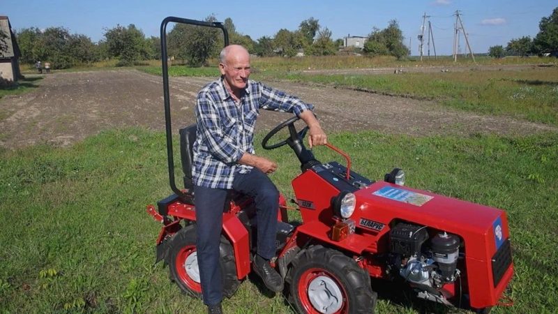 Заслуженный аграрий Брагинщины получил от профсоюзов мини-трактор