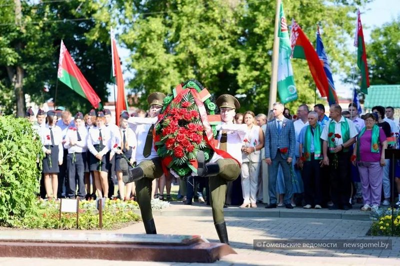 У братской могилы на улице Троллейбусной прошёл митинг-реквием