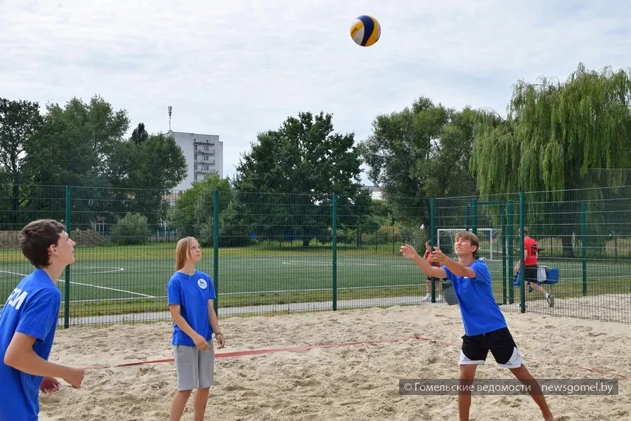 В спортивном комплексе «Луч» подростки соревнуются в разных дисциплинах