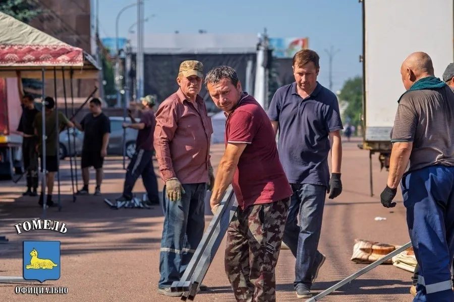 На площади Ленина монтируют сцену к празднованию Дня Независимости