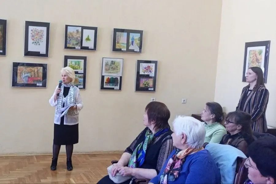 В библиотеке Герцена открылась выставка «Мелодия осени»