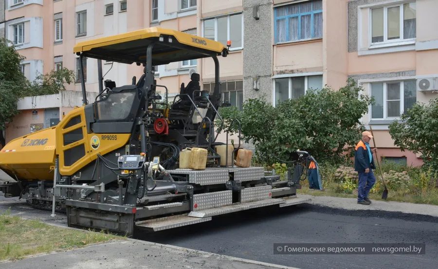 На улице Хатаевича укладывают новый асфальт во дворах