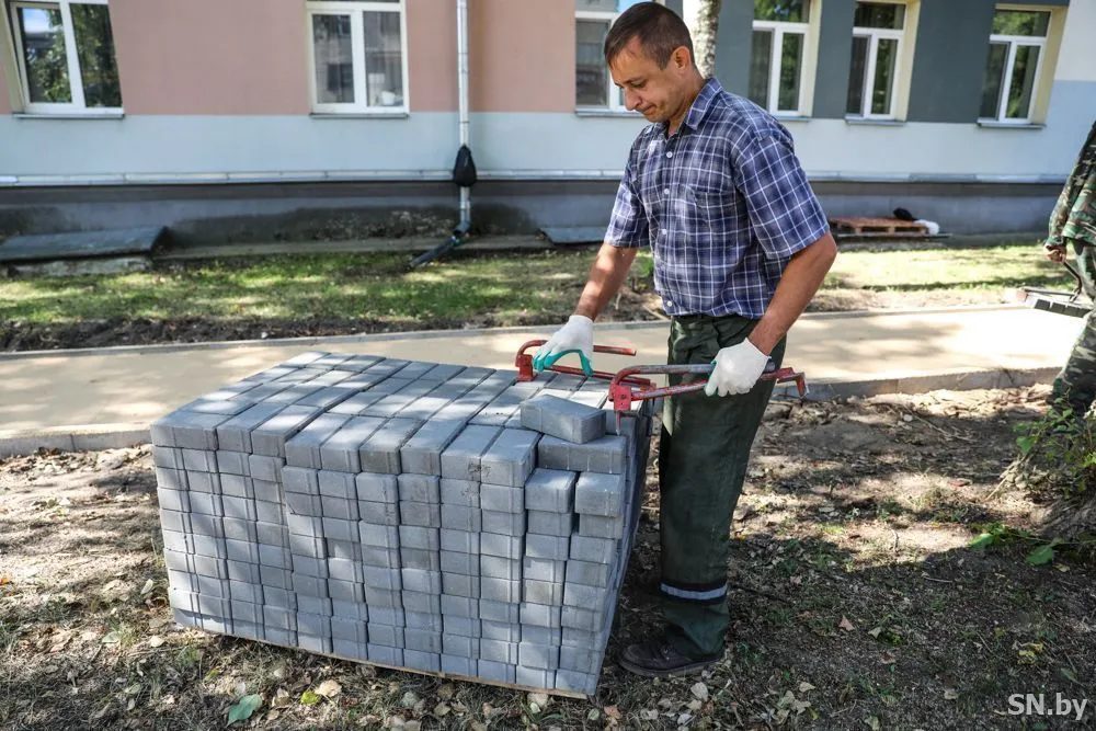 В Светлогорске реконструируют тротуары на улицах Интернациональной и Школьной