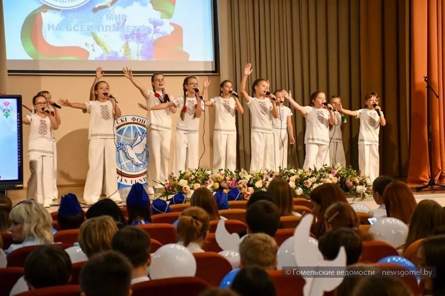 СШ №75 в Гомеле награждена Кубком мира и дружбы