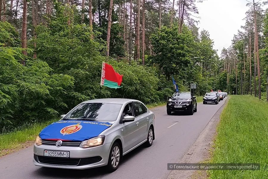 В Гомеле милиционеры с семьями прошли автопробегом к мемориалу «Партизанская криничка»